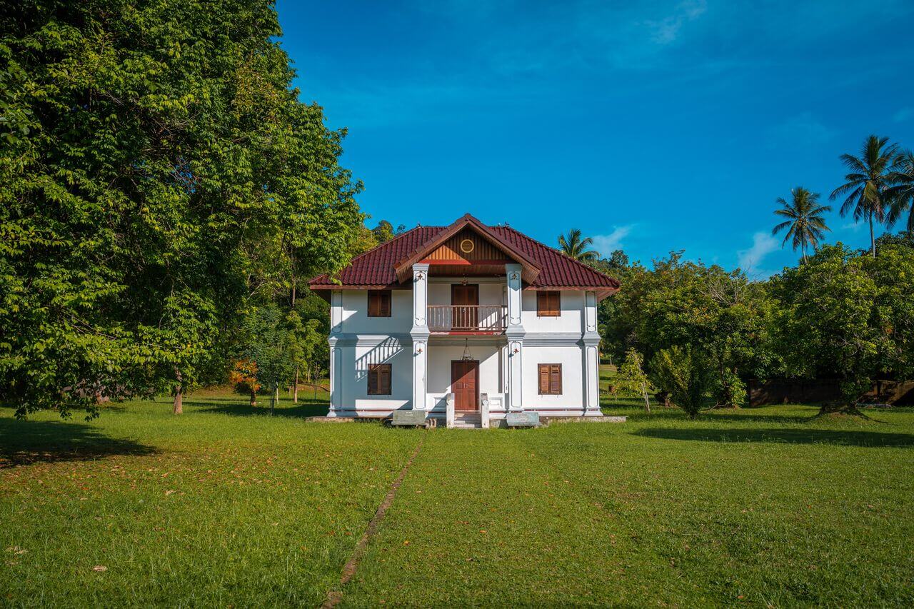 Tòa nhà Khun Intra và cánh đồng xung quanh nó ở Takua Pa ở Phang Nga