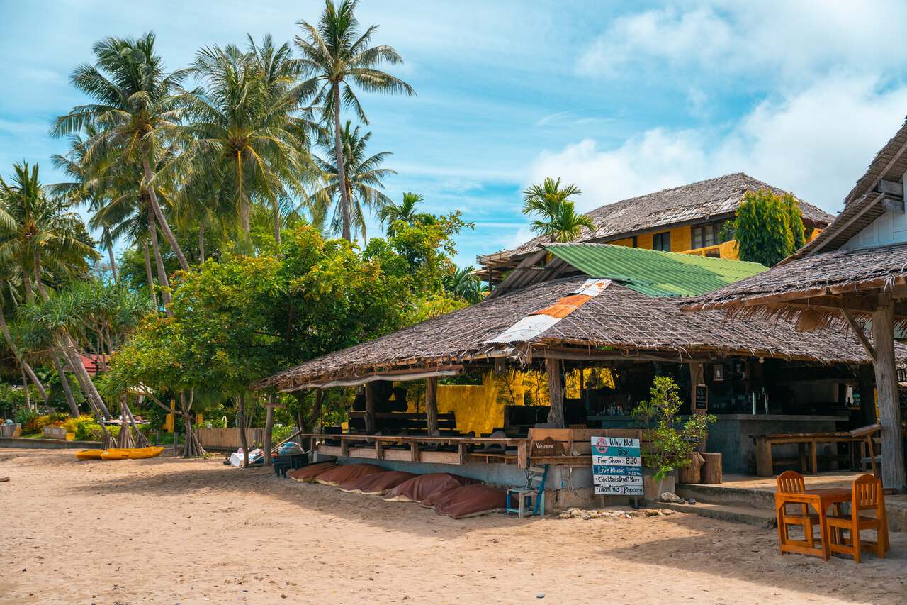 Một quán bar tại Bãi biển Bakantiang ở Ko Lanta