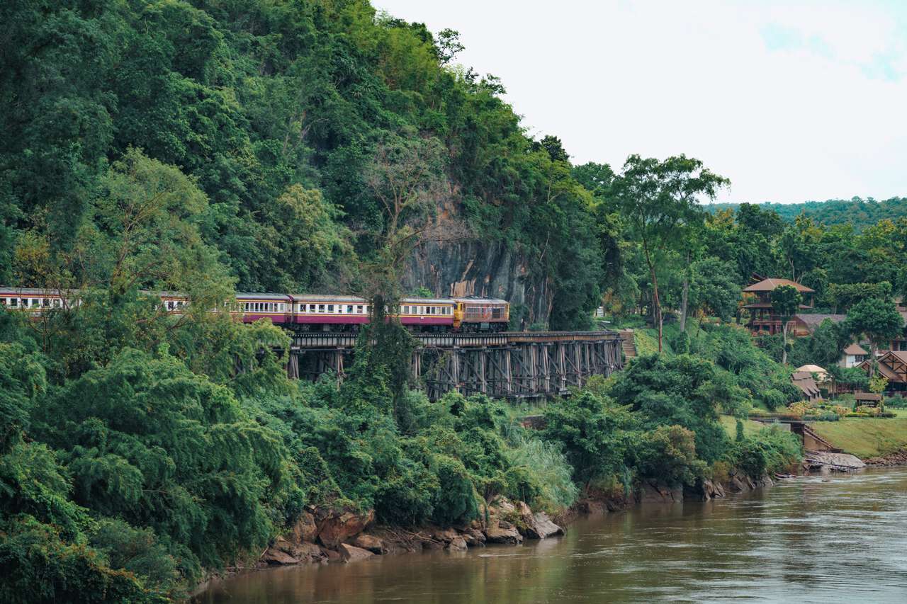 Một chuyến tàu chạy dọc theo cây cầu gỗ ở đoạn Đường sắt tử thần Tham Krasae ở Kanchanaburi