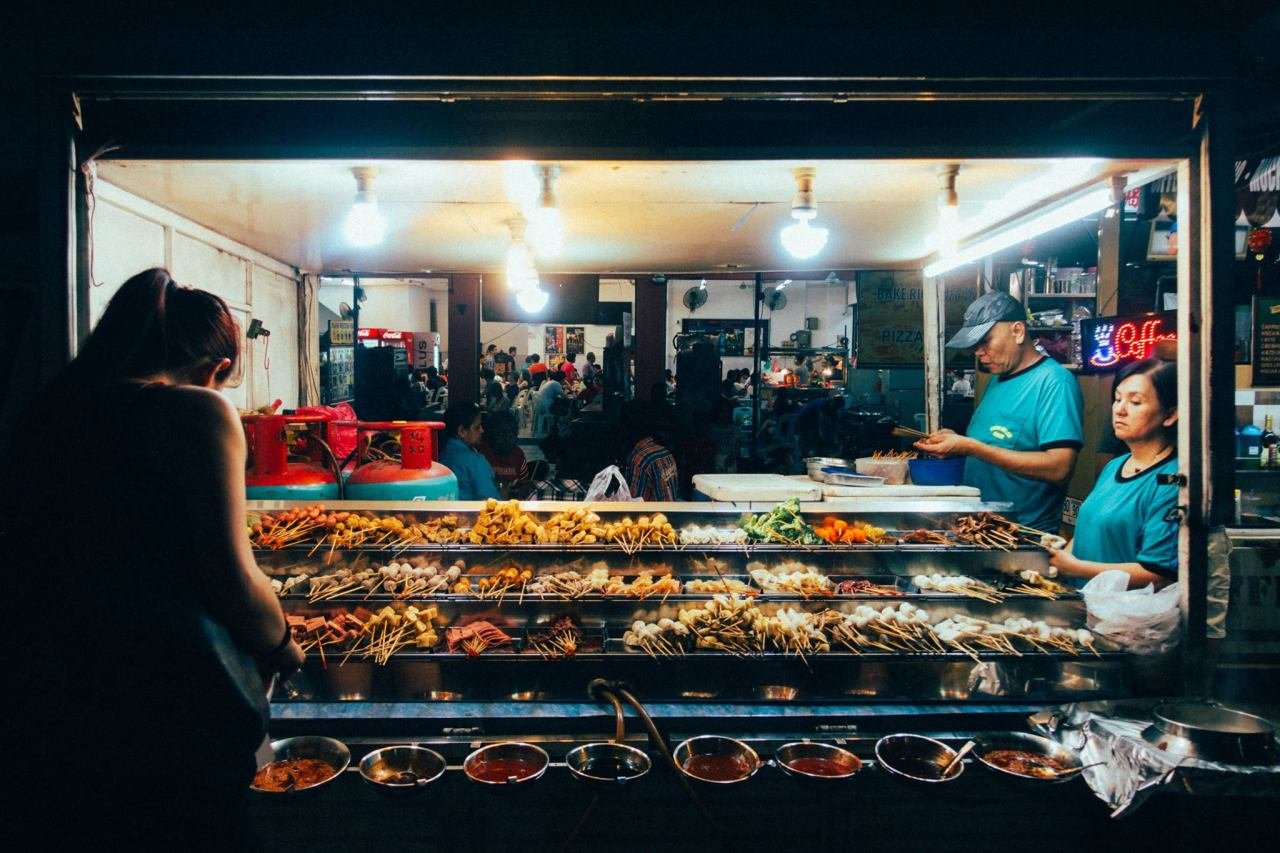 Những món ăn đường phố hấp dẫn bạn có thể tìm thấy ở chợ đêm Farlim ở Penang.