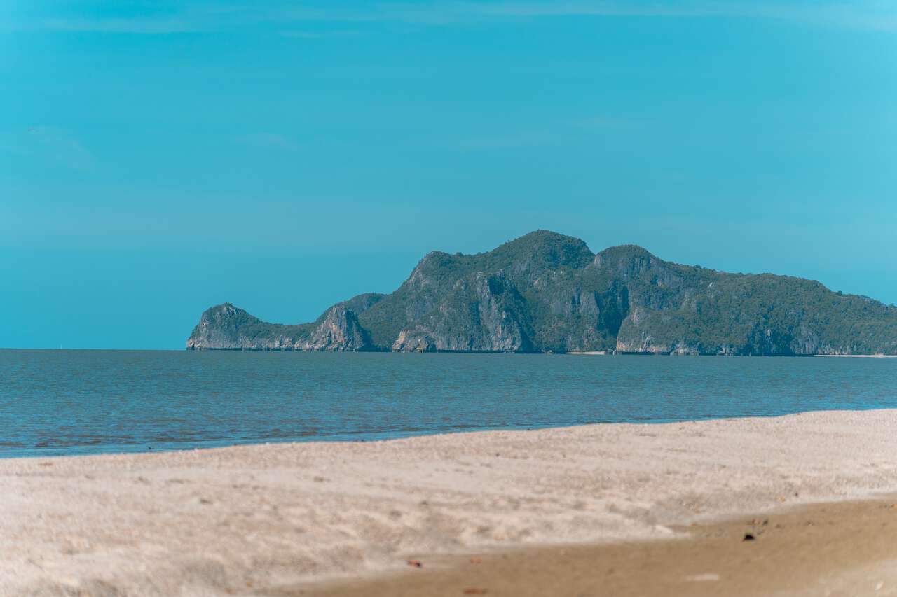 Cảnh núi non nhìn từ bãi biển Sam Phraya ở Hua Hin, Thái Lan