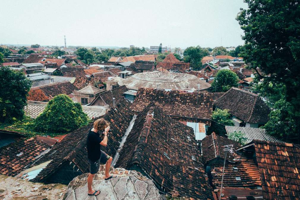 Một người chụp ảnh trên đỉnh điểm quan sát Taman Sari ở Yogyakarta