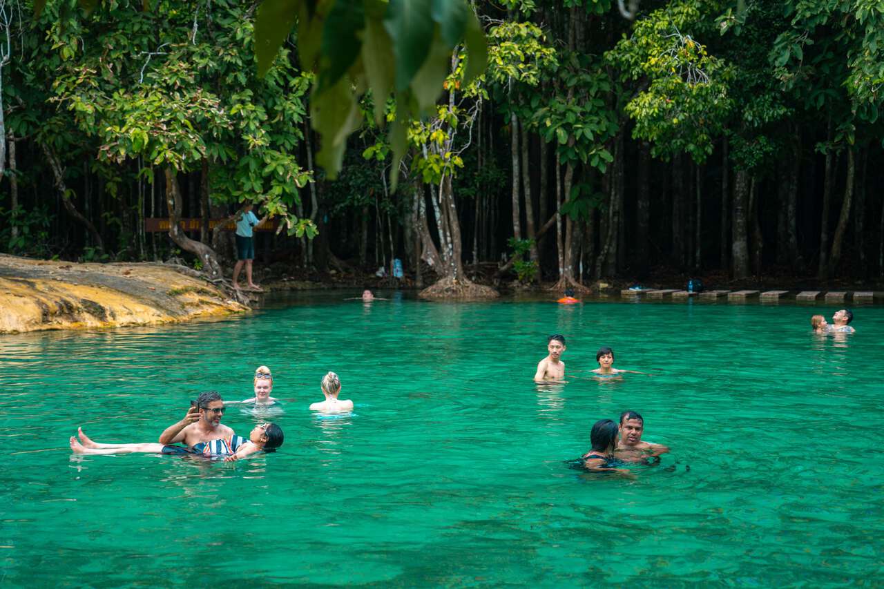 mọi người bơi trong Bể bơi Ngọc lục bảo ở Krabi