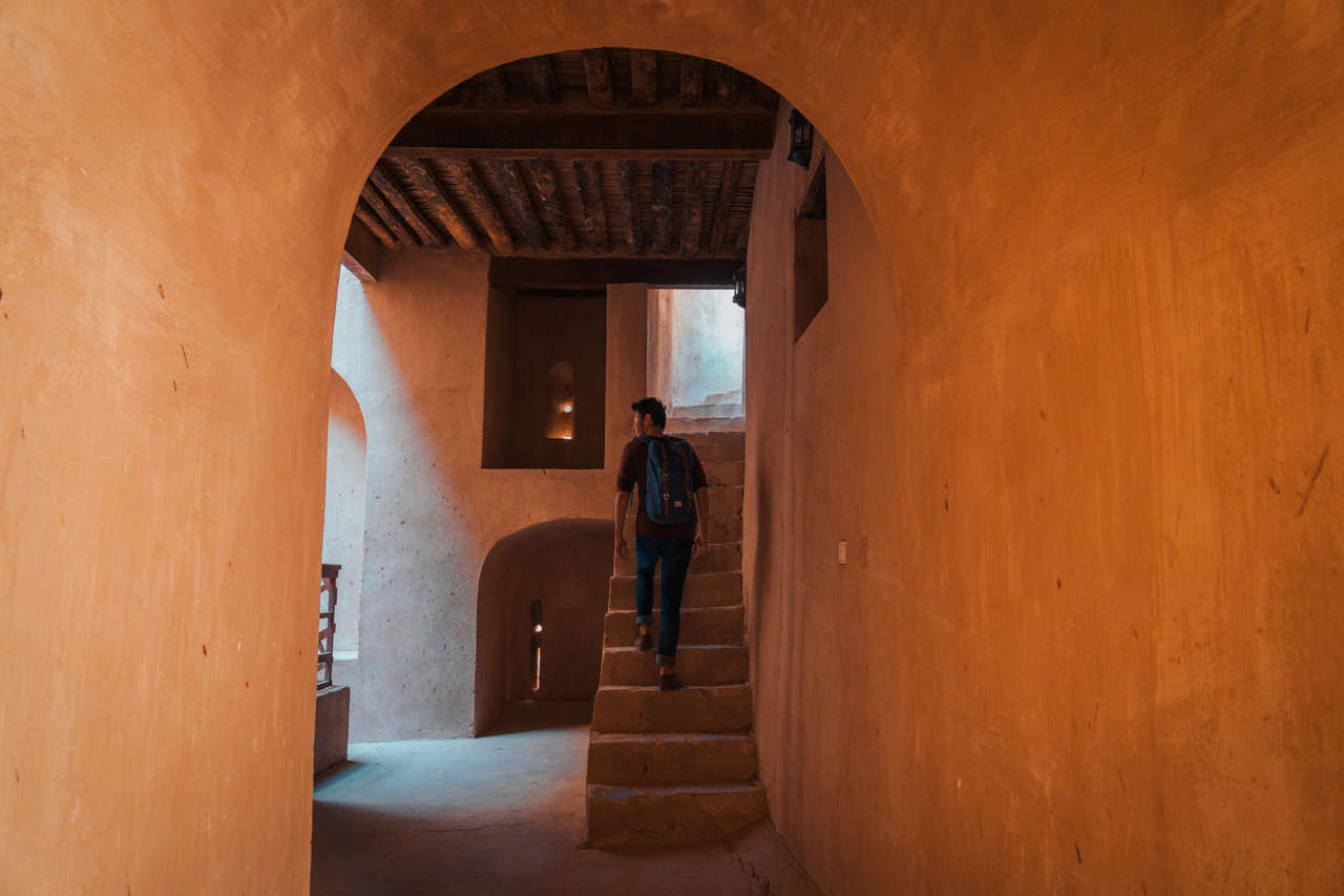 Một người đi bộ bên trong Pháo đài Rustaq ở Oman