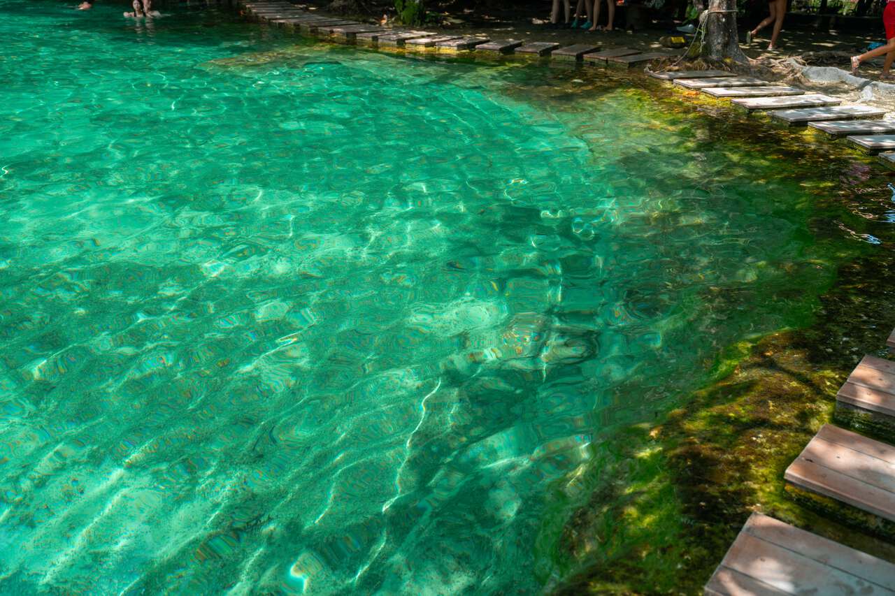 Làn nước trong vắt tại Emerald Pool ở Krabi
