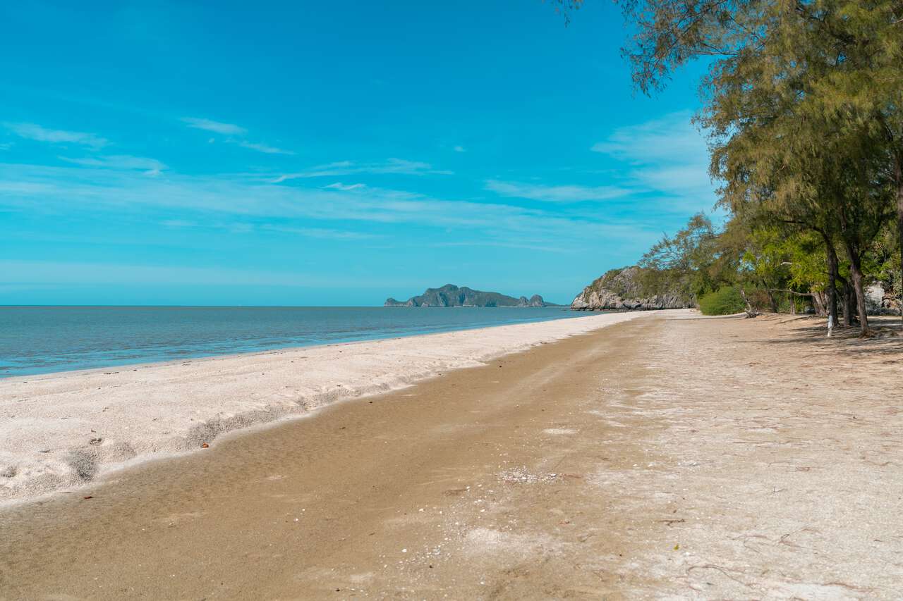 Bãi biển Sam Phraya vắng vẻ ở Hua Hin, Thái Lan