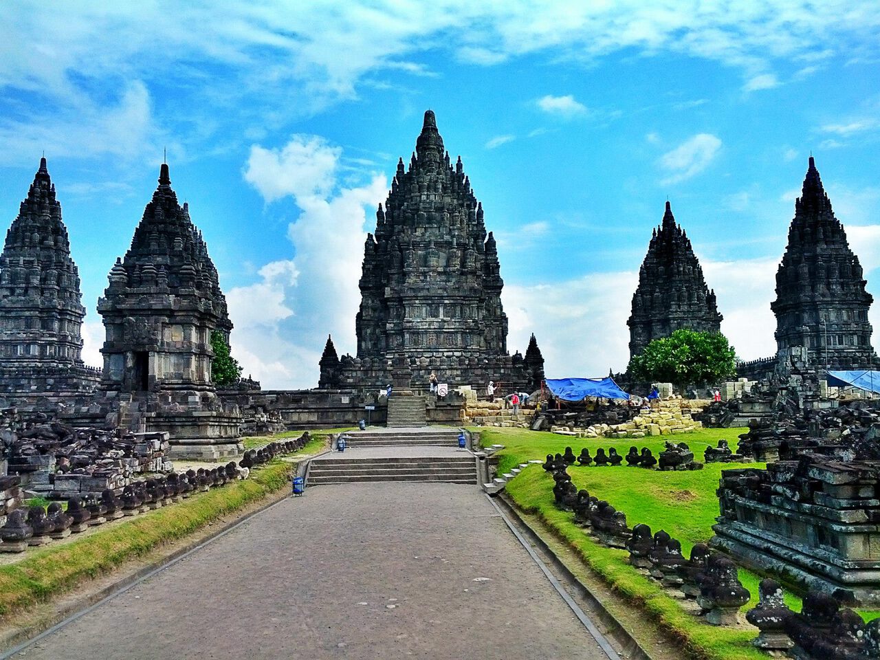 Lối đi đến đền Prambanan ở Yogyakarta