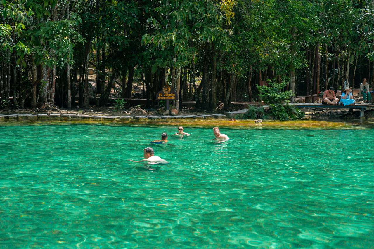Khách du lịch bơi tại Emerald Pool ở Krabi