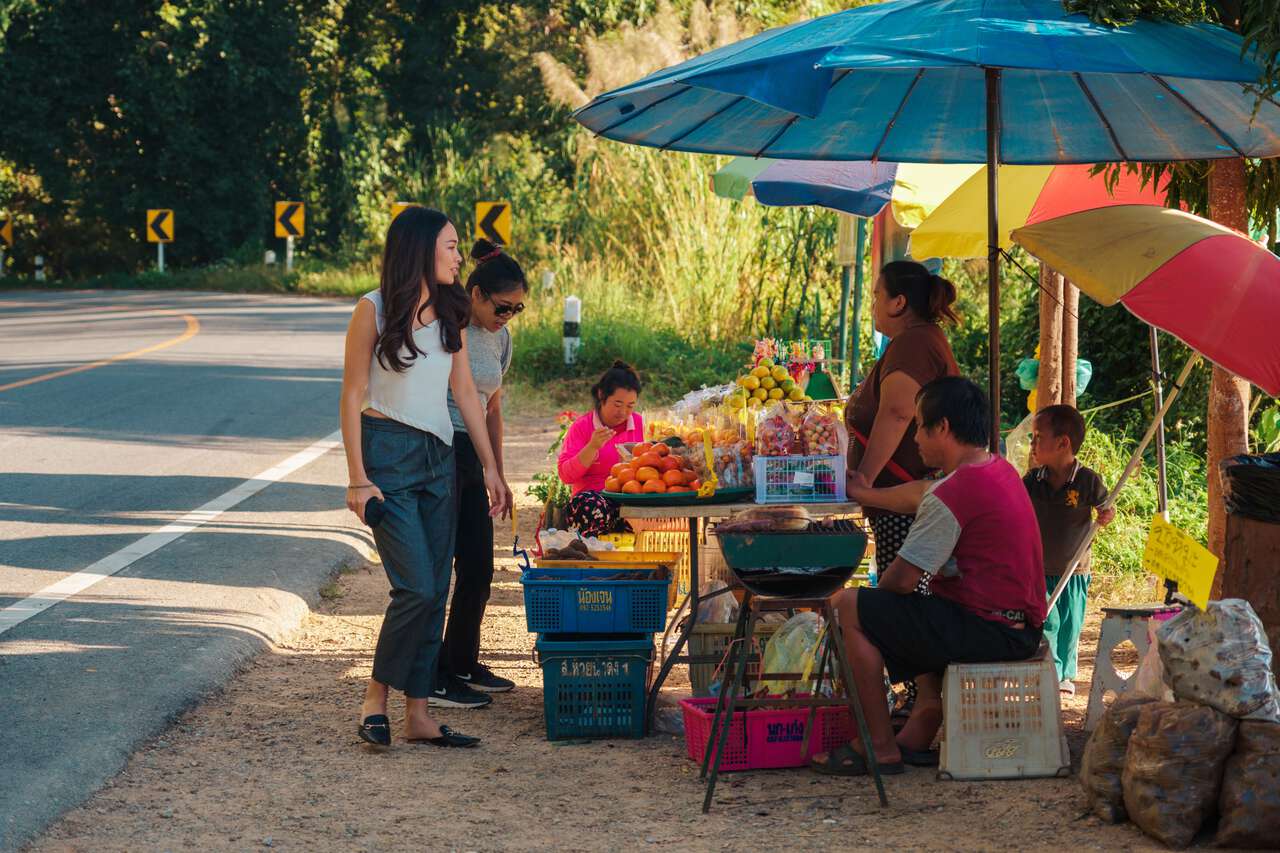 Người dân mua trái cây dọc đường Samoeng ở Chiang Mai