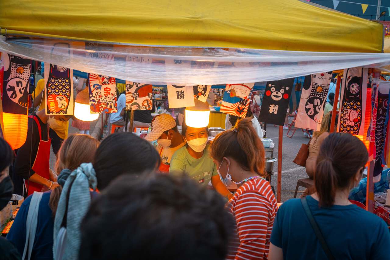 Người dân mua sushi tại chợ ở Thái Lan