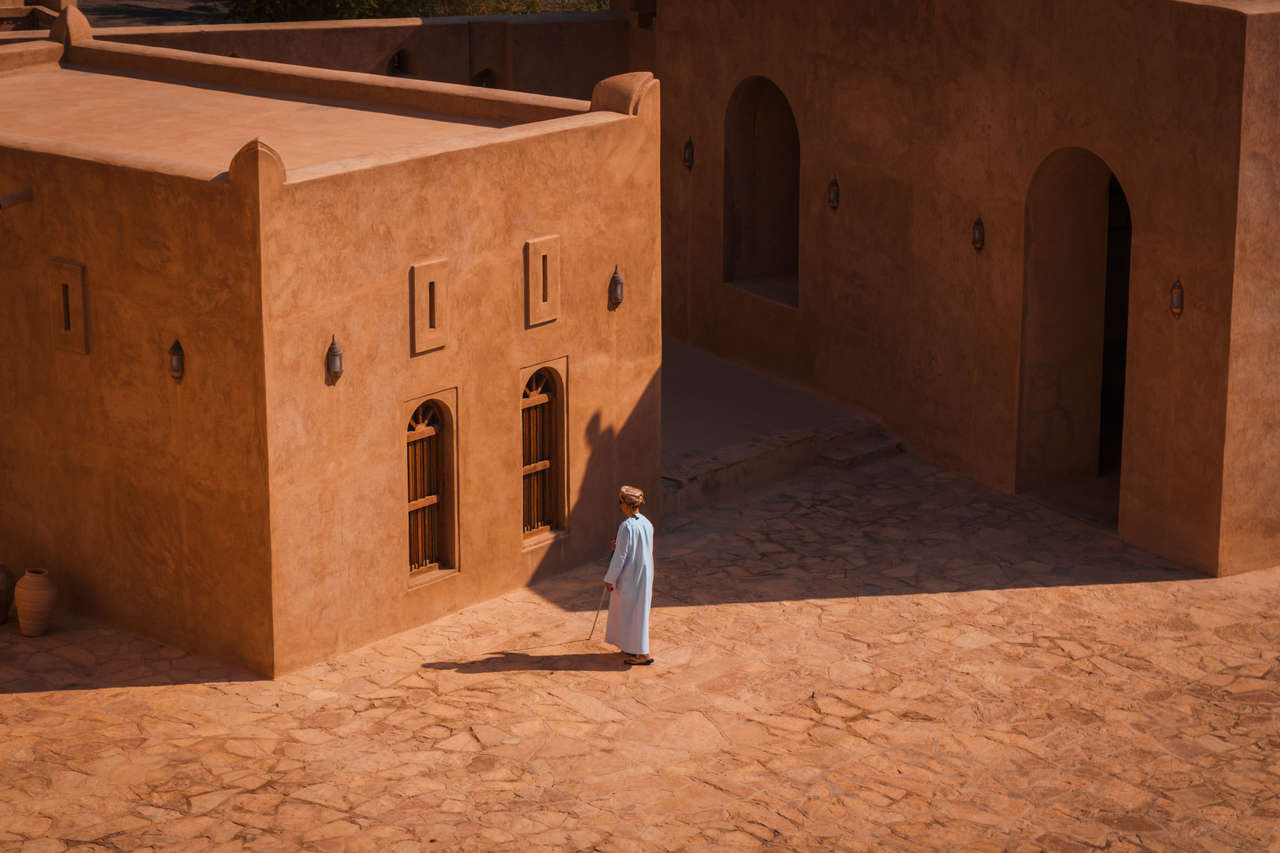 Một người mù điều hướng lâu đài Jibreen ở Oman