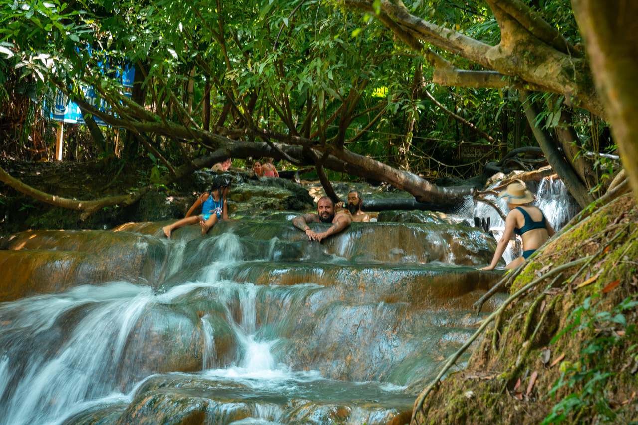 Mọi người bơi tại thác suối nước nóng ở Krabi