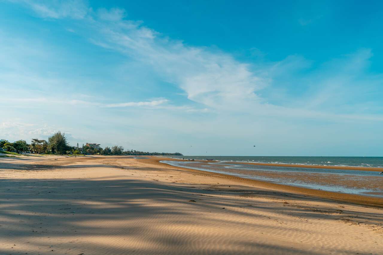 Bãi biển Khao Kalok vắng vẻ ở Hua Hin, Thái Lan