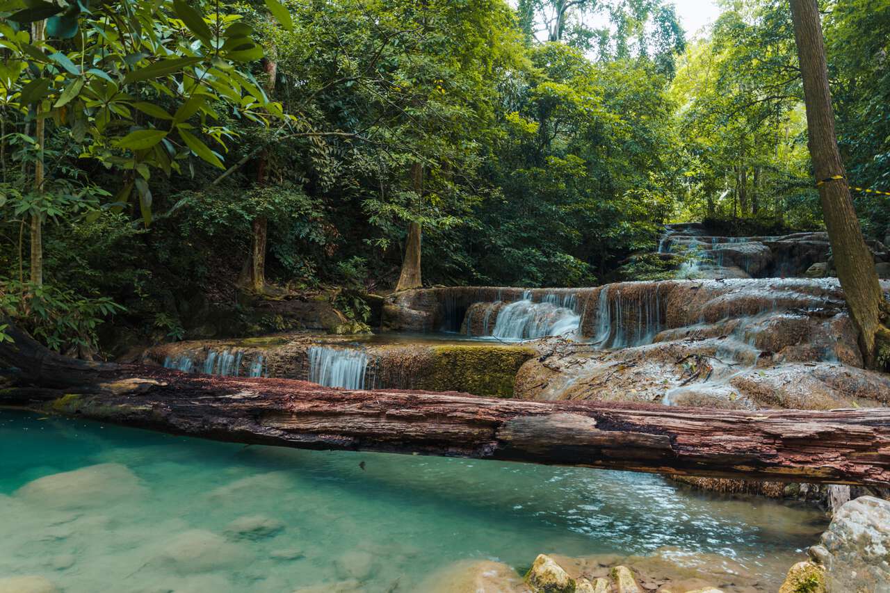 Thác nước đầu tiên tại thác Erawan ở Kanchanaburi, Thái Lan