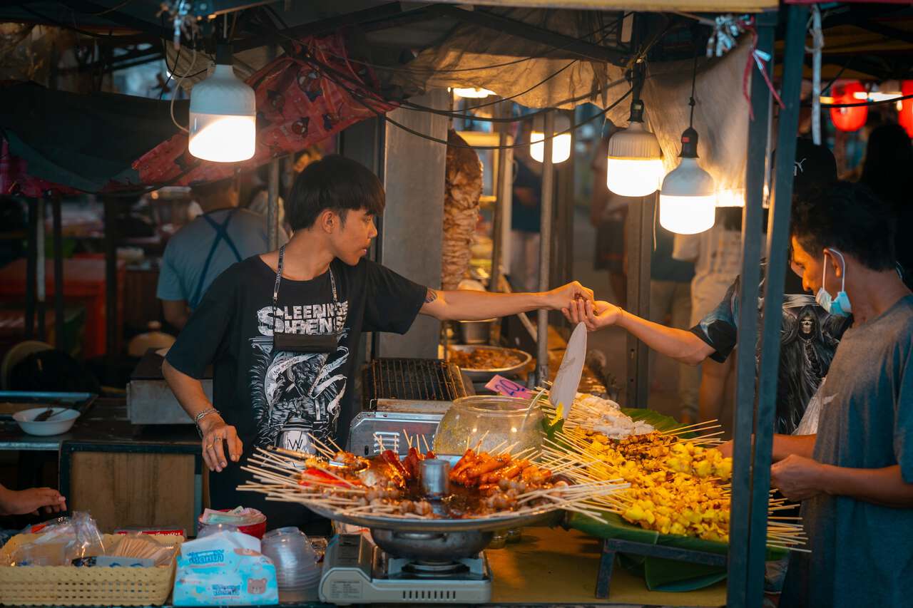 Người dân mua thực phẩm tại một khu chợ ở Thái Lan