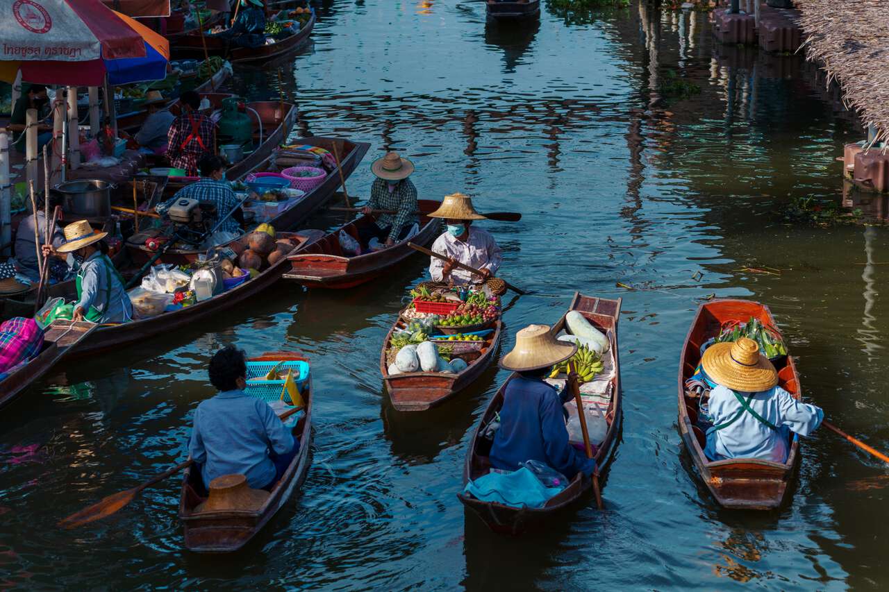Một số thuyền bán thức ăn đường phố trên một con kênh ở Chợ nổi Tha Kha ở Ratchaburi