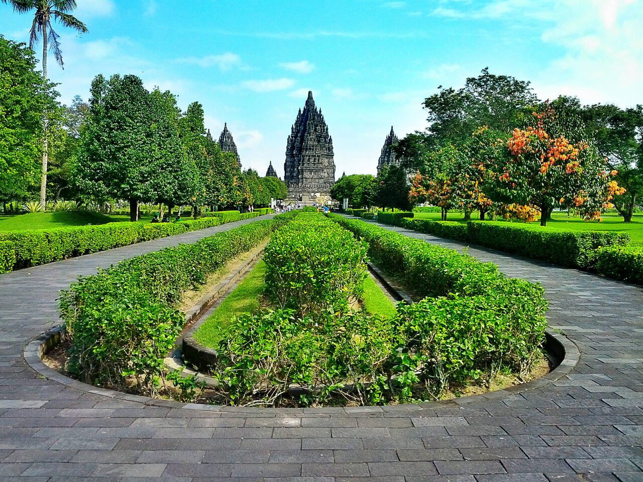 Đền Prambanan nhìn từ lối vào ở Yogyakarta