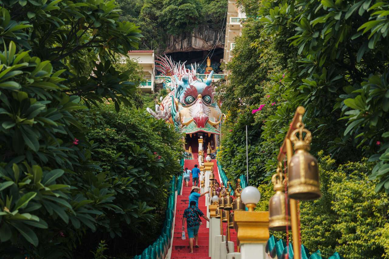 Cầu thang đi qua miệng rồng, lối vào chùa Wat Baan Tham ở Kanchanaburi, Thái Lan.