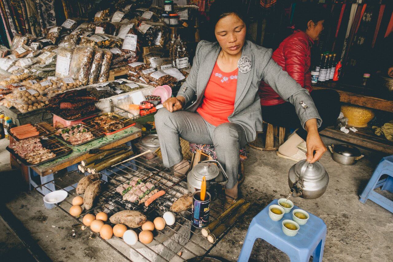 Một người địa phương chuẩn bị BBQ Việt Nam ở Sapa