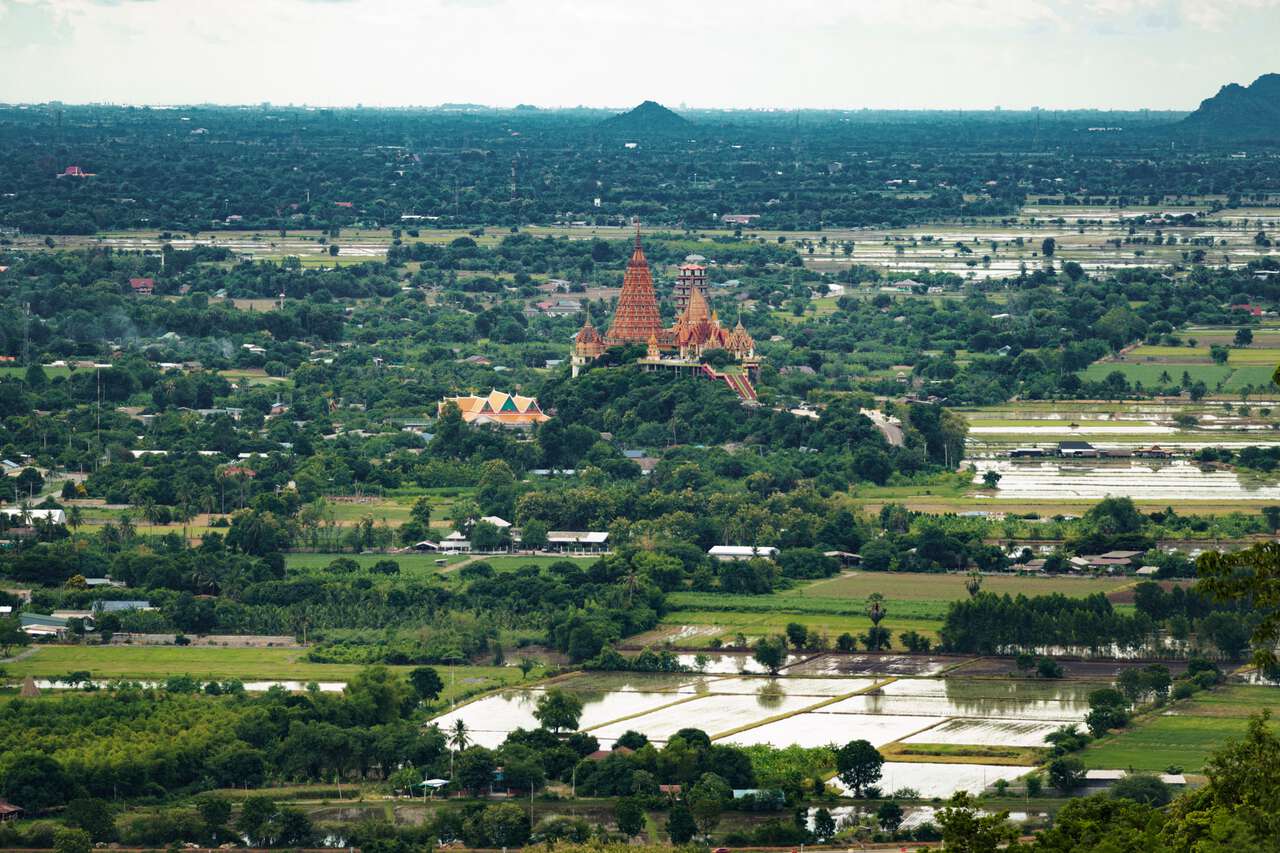 Wat Thum Sua từ góc nhìn Wat Baan Tham trên đỉnh ở Kanchanaburi, Thái Lan.