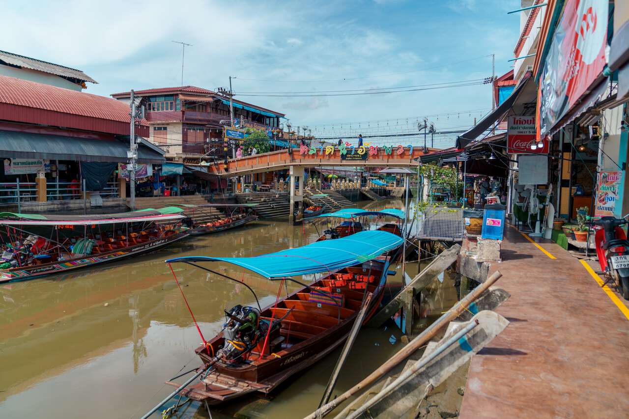 Thuyền bè đậu bên chợ nổi Amphawa ở Thái Lan