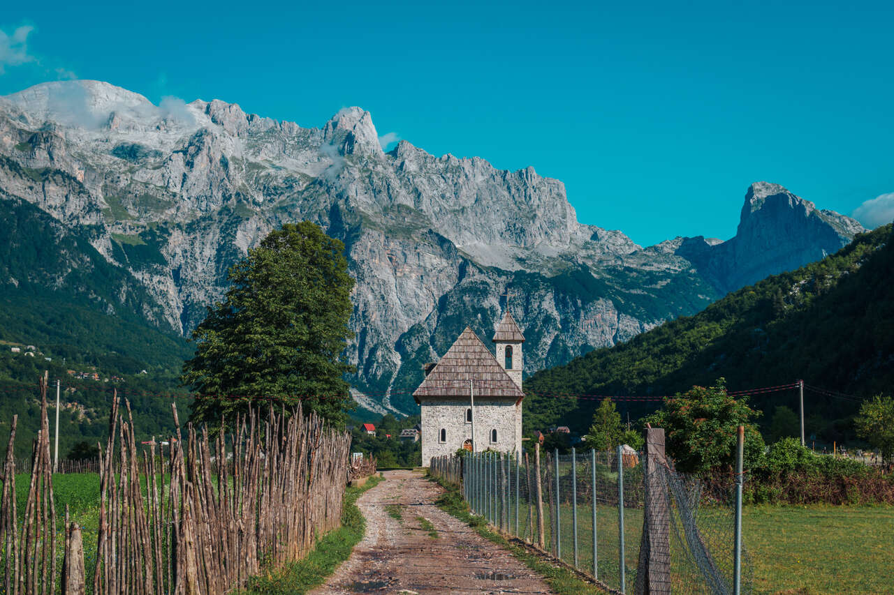 Một nhà thờ giữa đồng bằng ở Theht, Albania