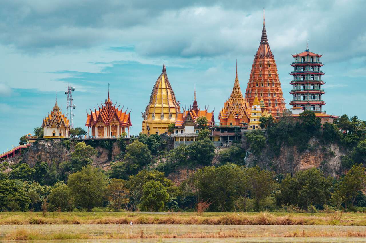 Wat Tham Sua ở Kanchanaburi, Thái Lan nhìn từ xa.