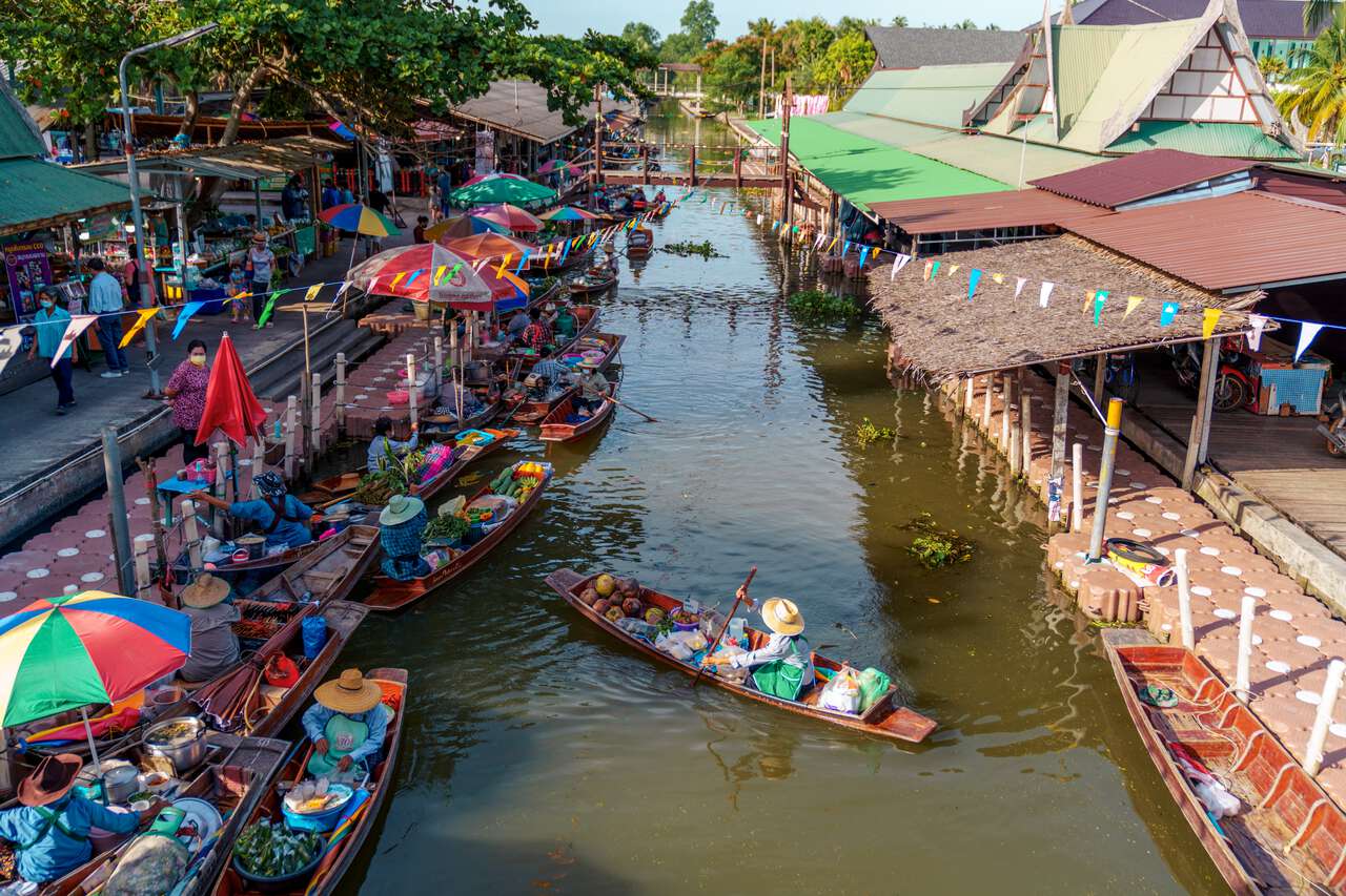 Một con kênh đầy thuyền tại chợ Tha Kha ở Ratchaburi