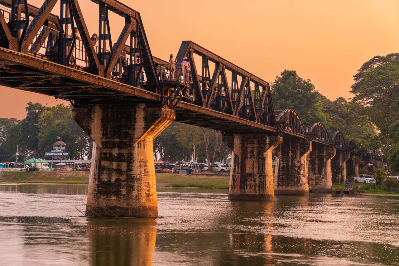 Cầu sông Kwai nhìn vào lúc hoàng hôn ở Kanchanaburi