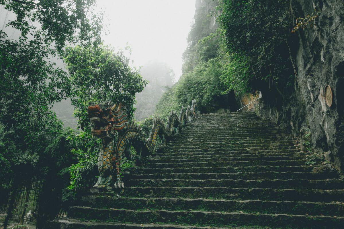 Tác phẩm điêu khắc rồng đứng trên cầu thang lên Hang Múa ở Ninh Bình