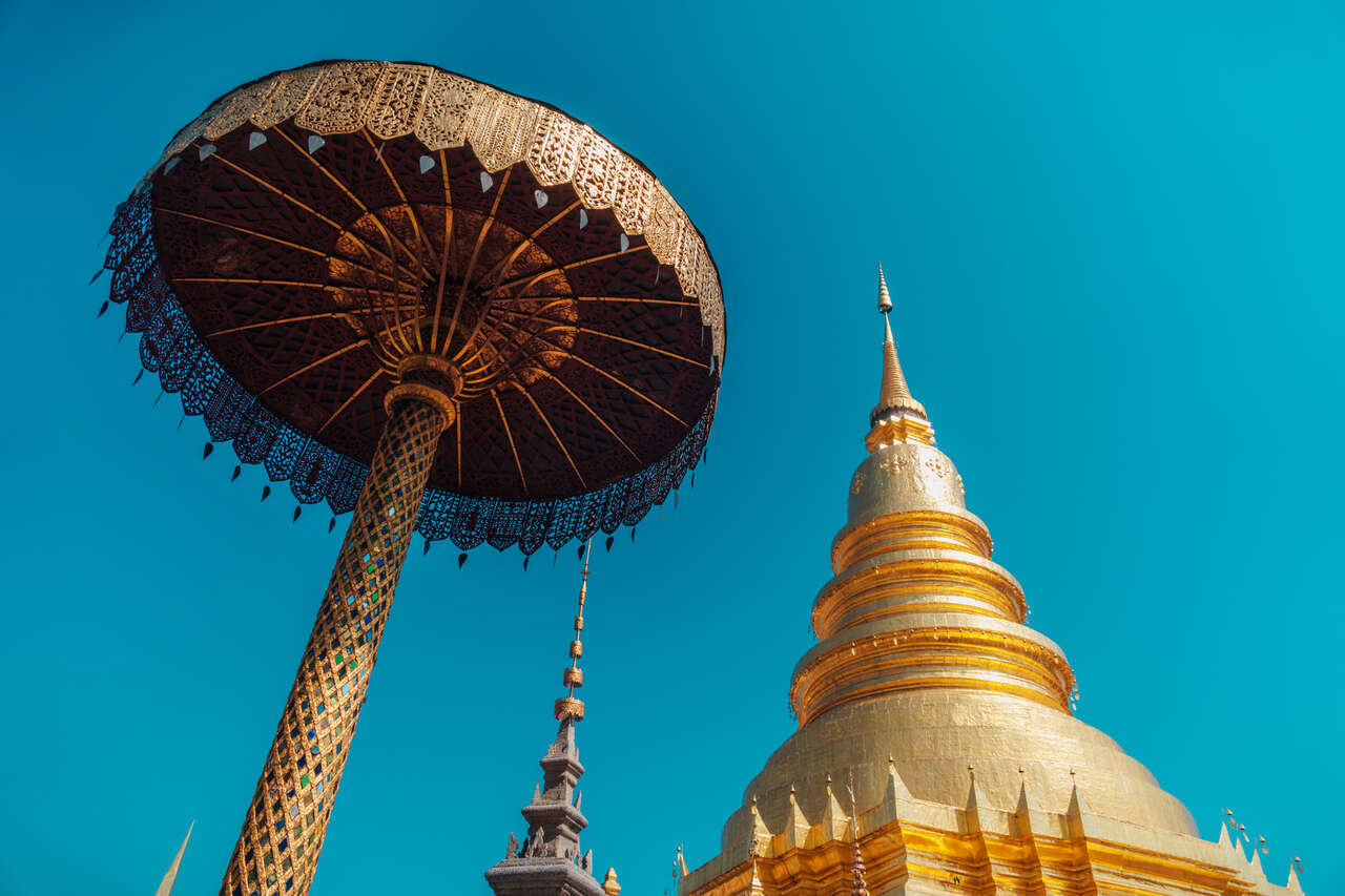 Chiếc ô vàng và bảo tháp tại Wat Phra That Hariphunchai ở Lamphun, Thái Lan.