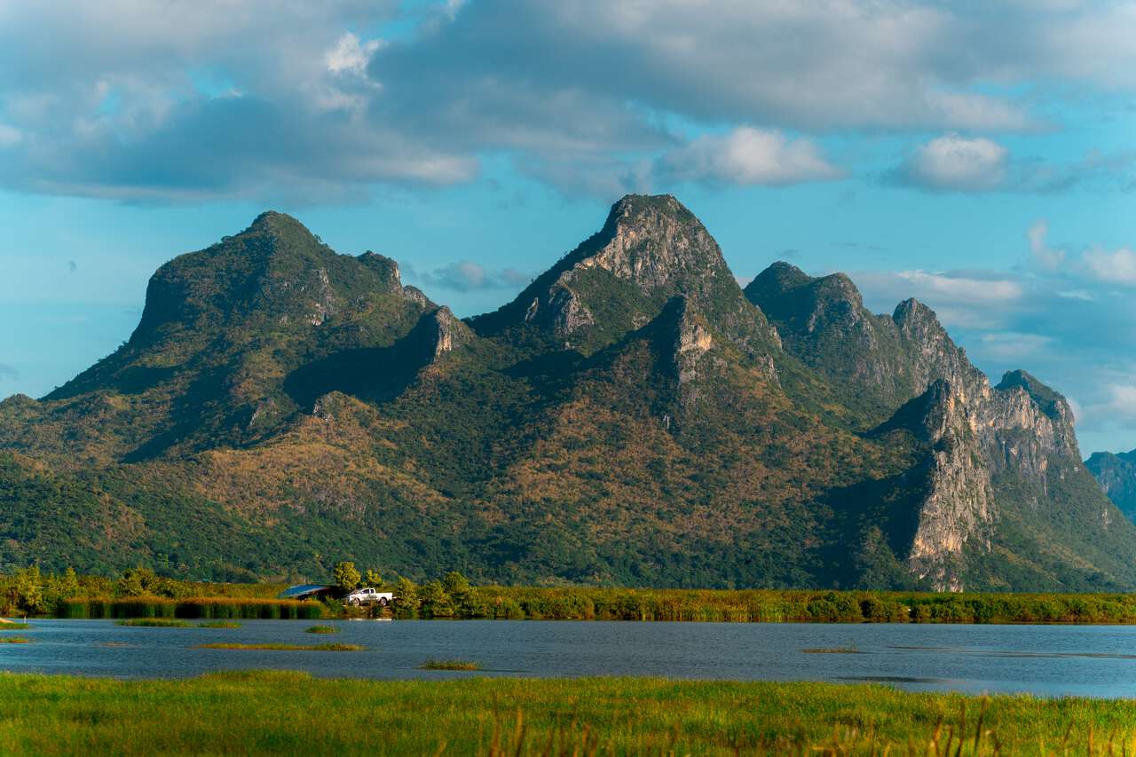 Núi Sam Roi Yot nhìn từ một góc nhìn ở Hua Hin, Thái Lan