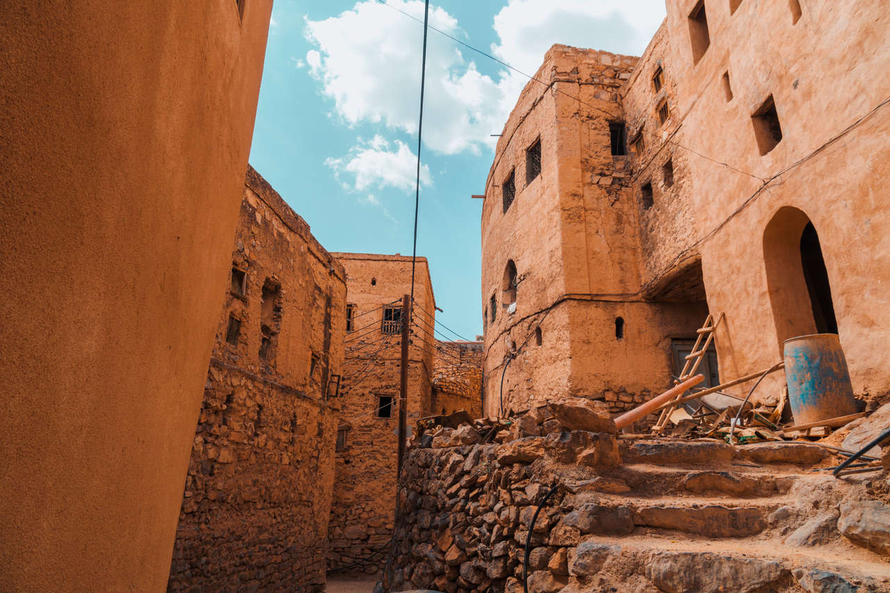 Ngôi làng có rất nhiều ngôi nhà bùn truyền thống, ruộng bậc thang nông nghiệp và những con hẻm tuyệt đẹp tạo cho nó một sự tương phản rõ rệt giữa sự siêu hiện đại của Muscat và những người sống bên ngoài nó