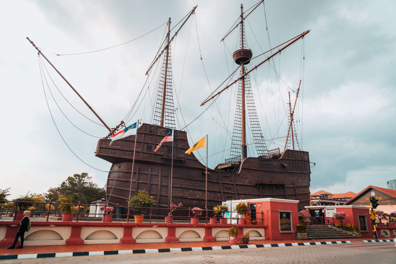 Bảo tàng Hàng hải hình con tàu ở Melaka, một nơi tuyệt vời để tìm hiểu lịch sử của Melaka.