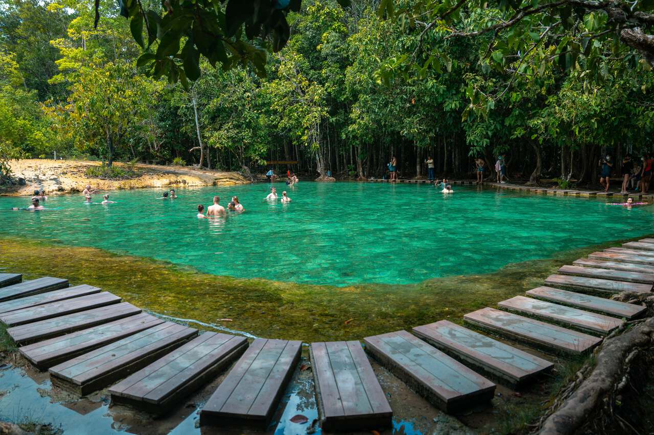 Con đường đi bộ quanh Emerald Pool ở Krabi