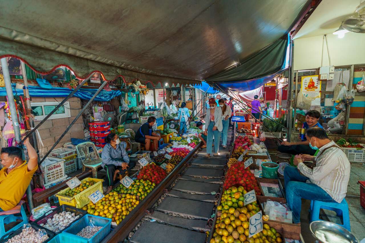 Quầy trái cây tươi ở chợ xe lửa Mae Klong trước khi tàu đến Thái Lan