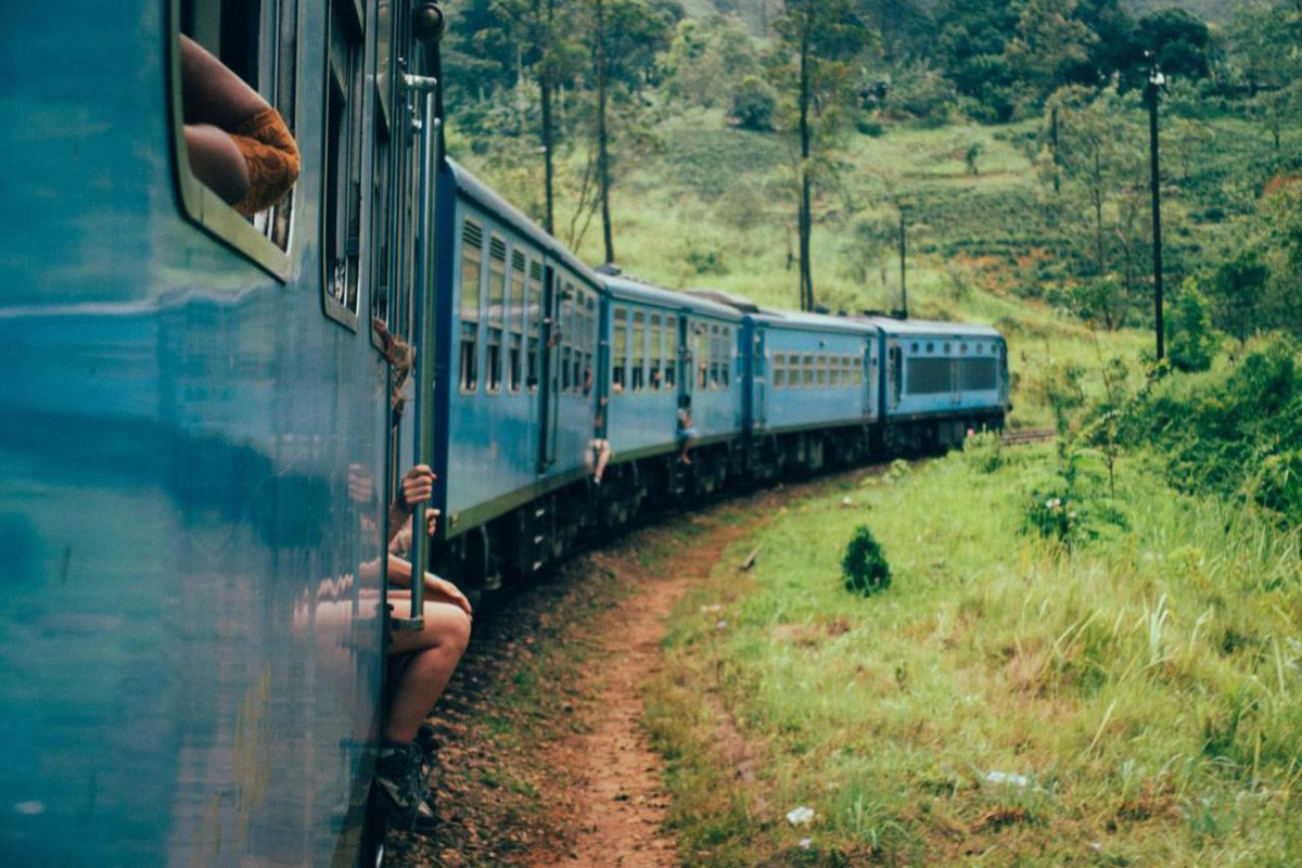 Một chuyến tàu đi qua một đồn điền chè ở Sri Lanka