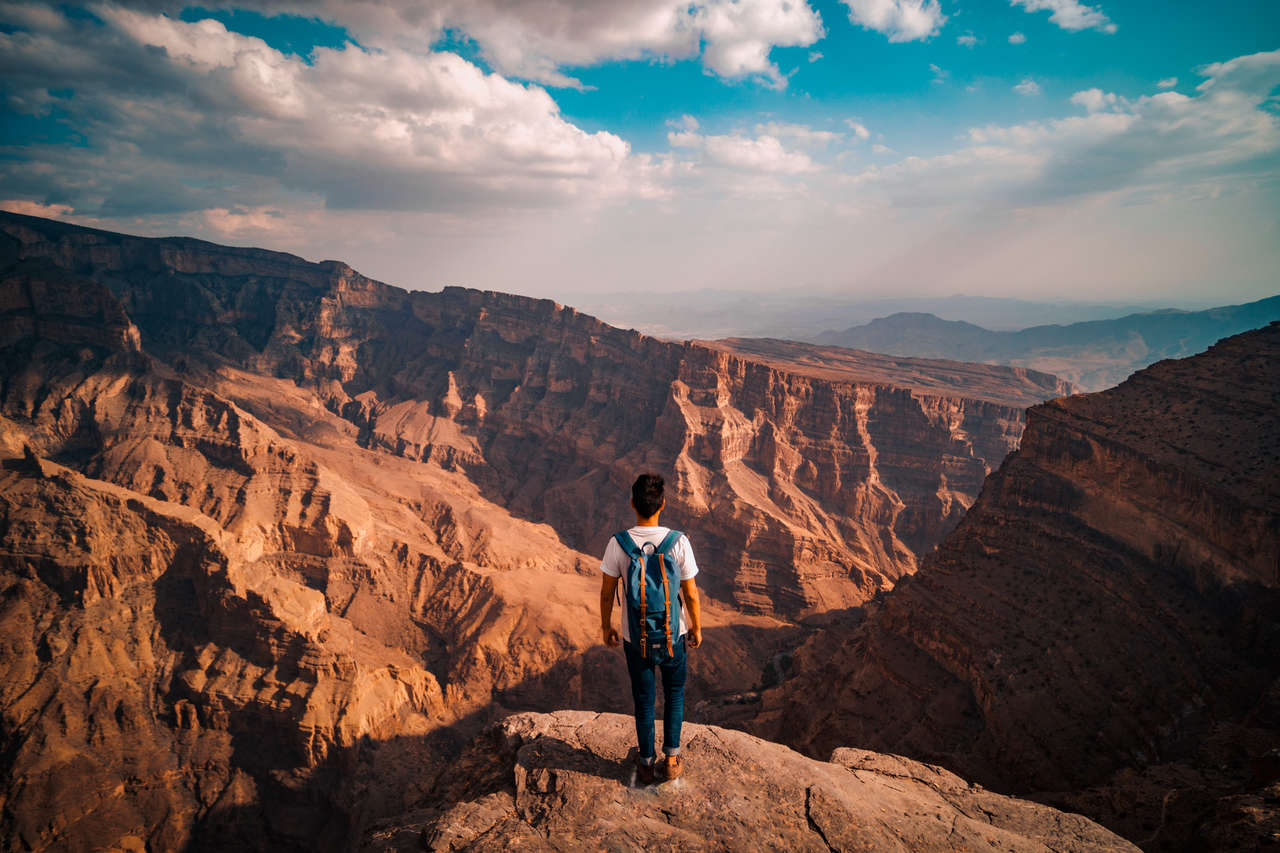 Một người nhìn vào hẻm núi ở Jebel Shams