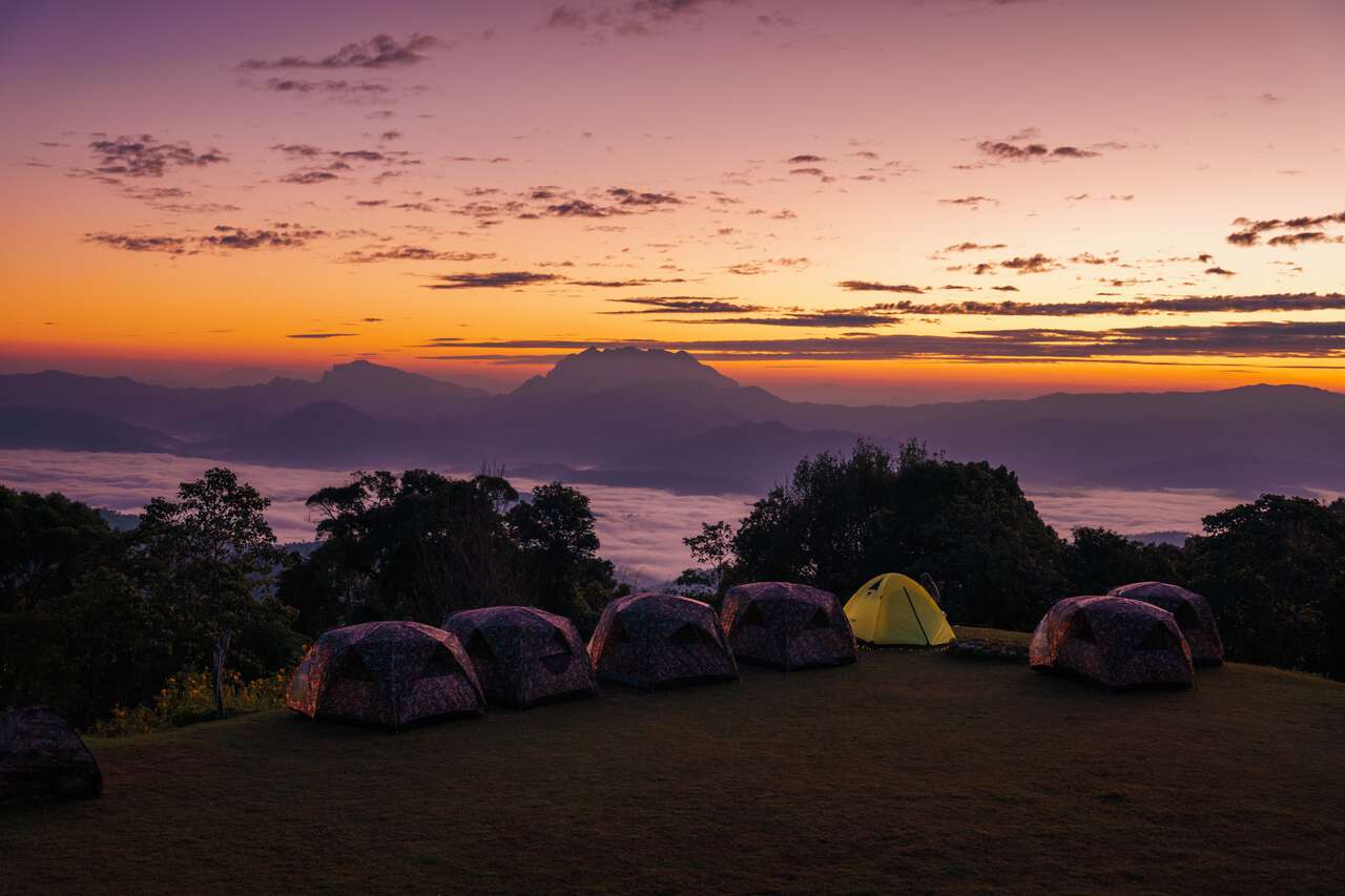 Một dãy lều tại công viên quốc gia Huai Nam Dang ở Chiang Mai