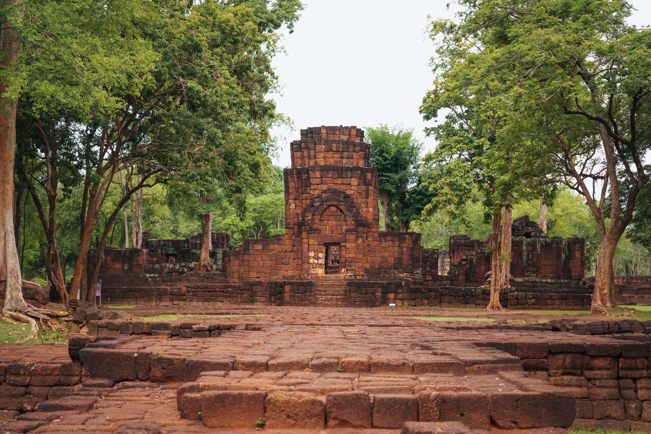Ngôi đền thời Khmer còn lại tại Công viên lịch sử Prasat Mueang Sing ở Kanchanaburi