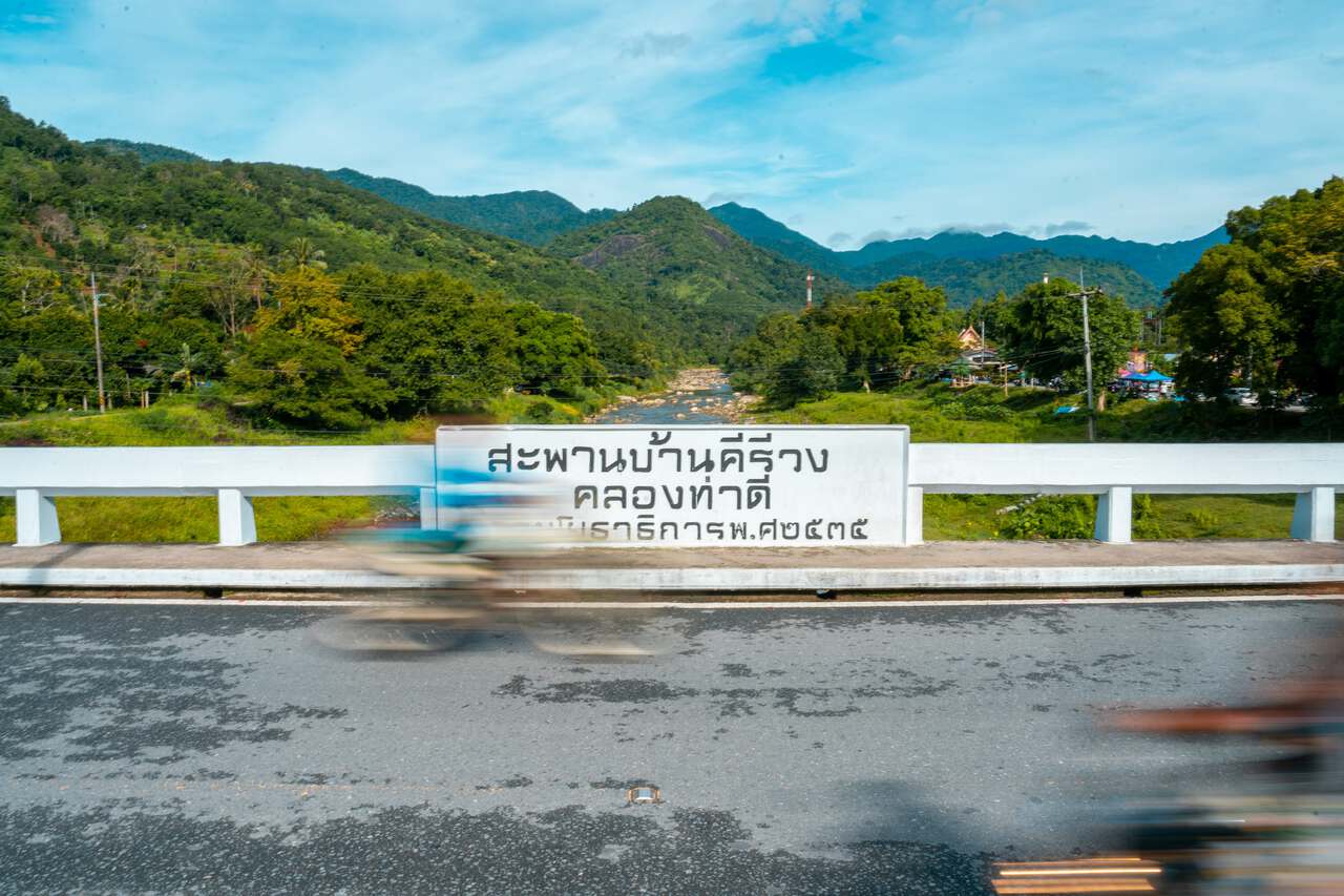 Biển báo cầu Làng Kiriwong ở Nakhon Si Thammarat