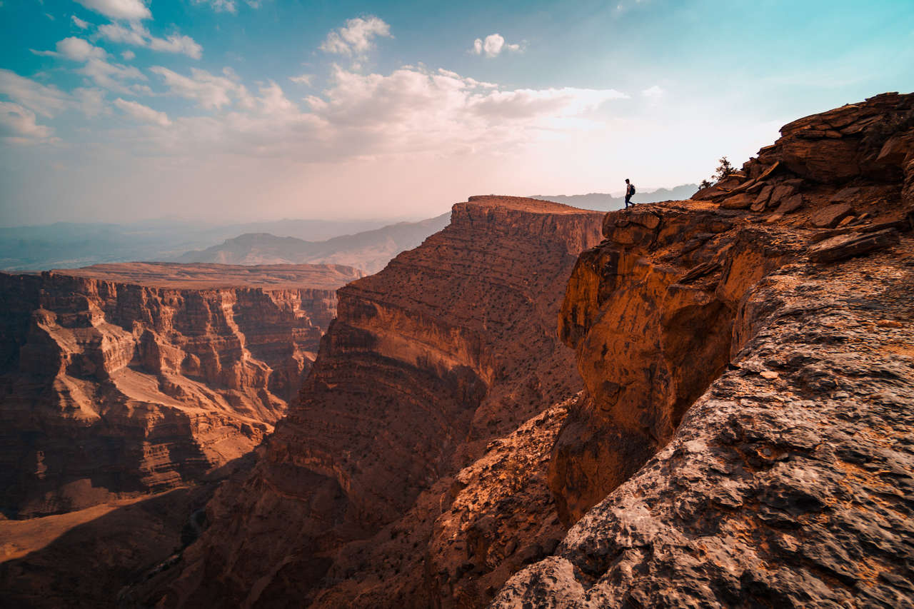 Một người nhìn xuống hẻm núi ở Jebel Shams
