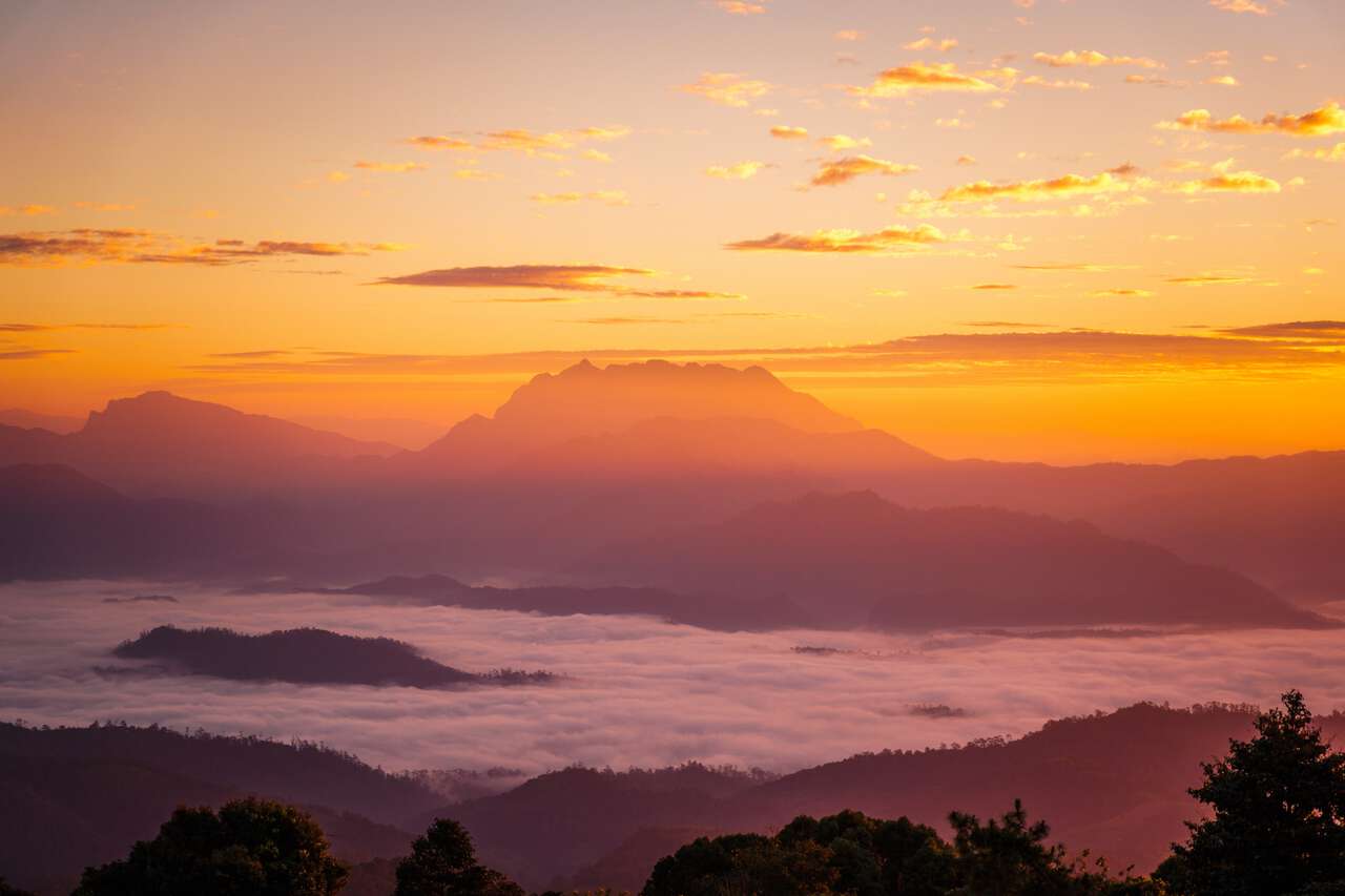 Núi Chiang Dao nhìn từ Công viên Quốc gia Hoài Nam Đăng lúc mặt trời mọc