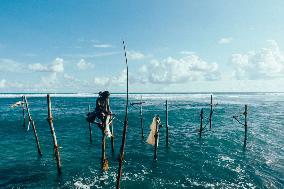 Những ngư dân cà kheo địa phương dọc theo bờ biển ở Sri Lanka