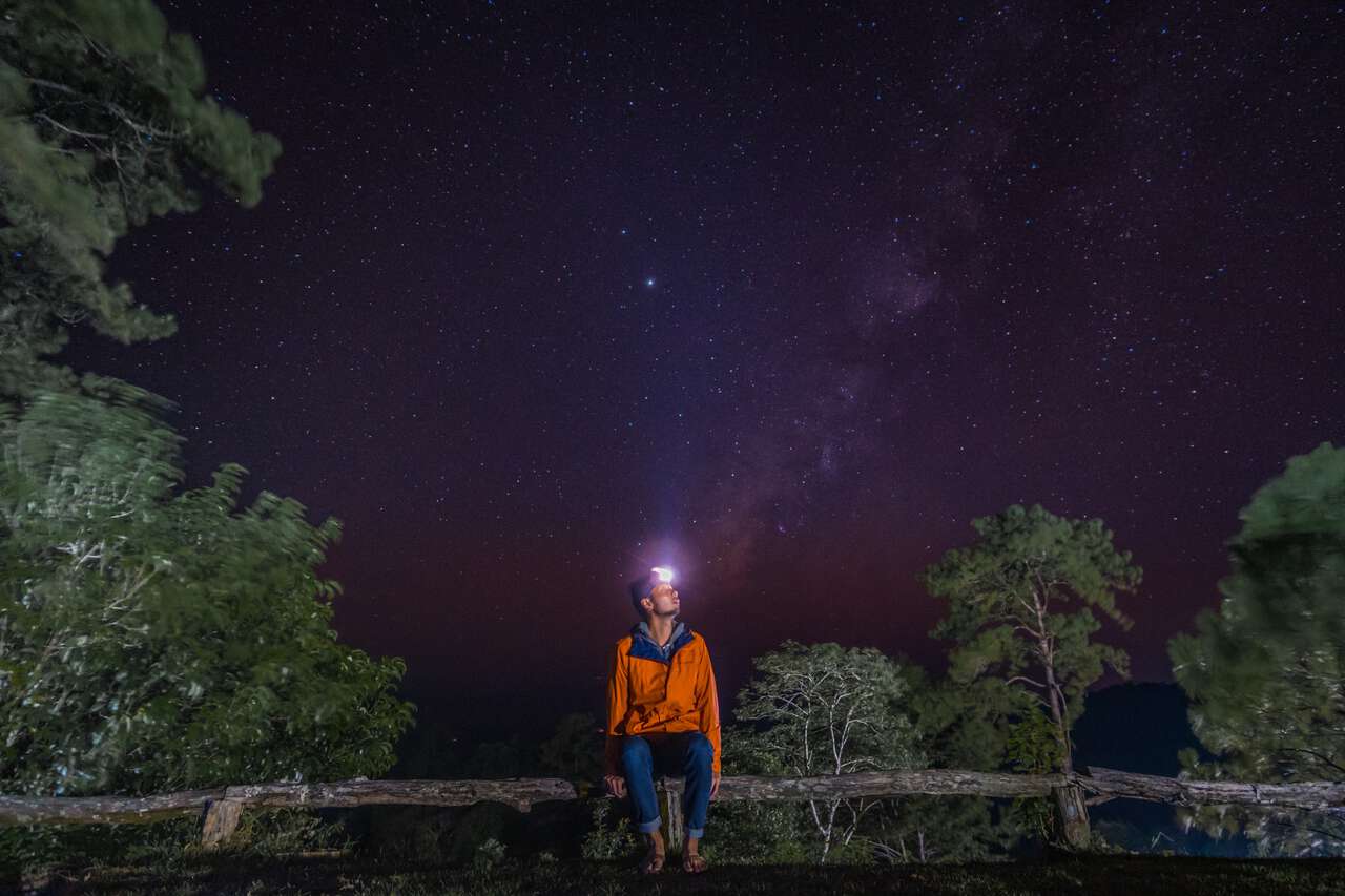 Một du khách ngắm dải Ngân hà tại Công viên quốc gia Huai Nam Dang ở Chiang Mai.