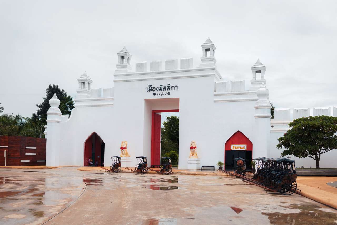 Cánh cổng màu trắng ở lối vào Thành phố Mallika Retro ở Kanchanaburi