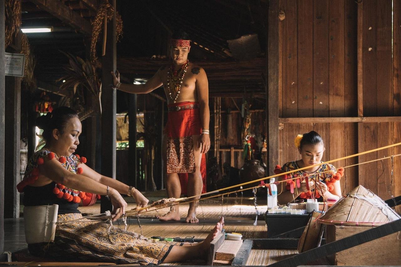 Người dân địa phương mặc trang phục Sarawak truyền thống ở Kuching