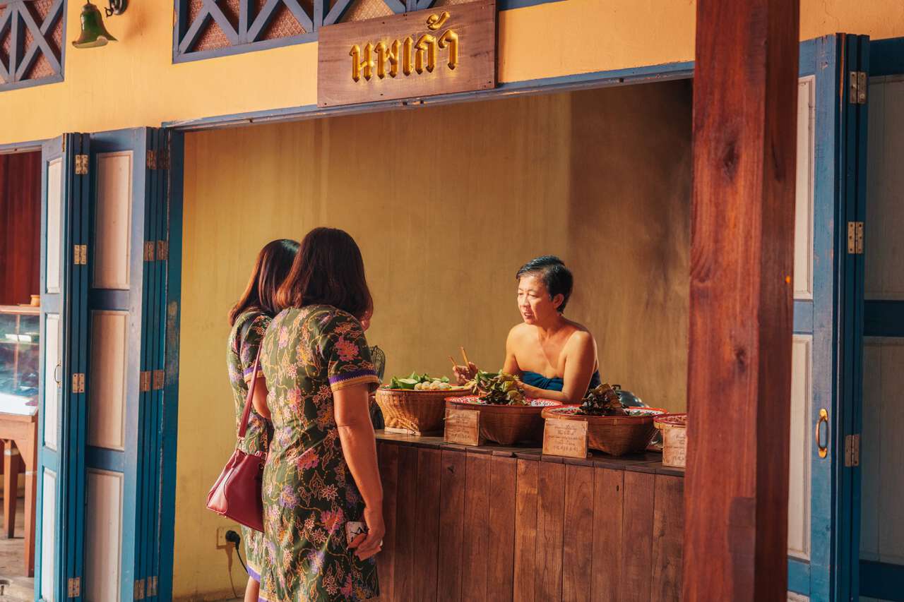 Mọi người mua món tráng miệng Thái Lan tại Mallika, Kanchanaburi