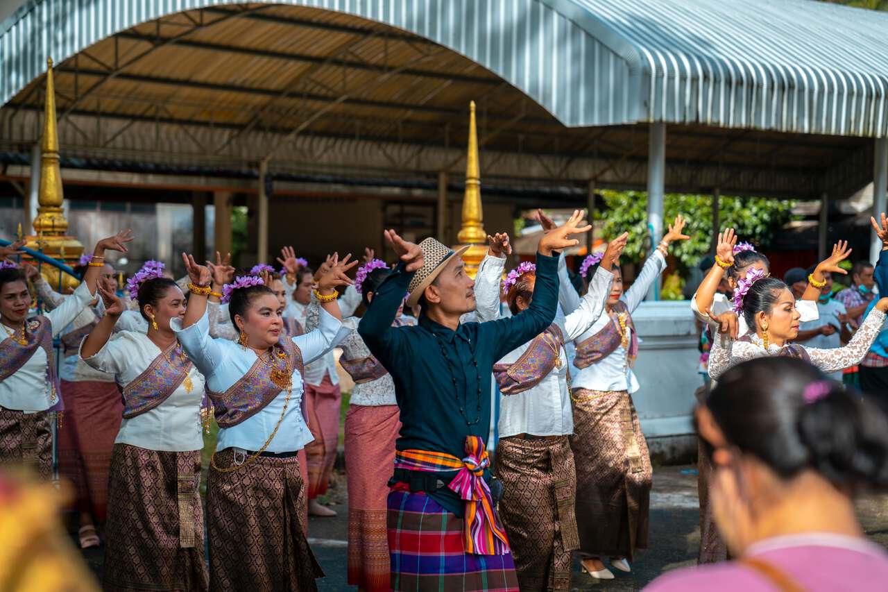 Người dân ăn mừng tại làng Kiriwong ở Nakhon Si Thammarat