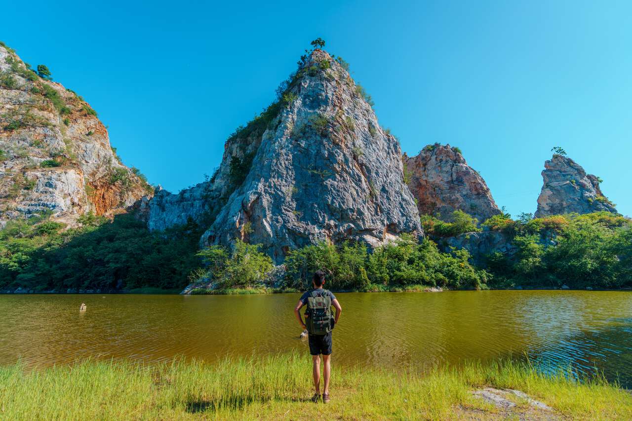 Một người đang nhìn vào một ngọn núi ở Công viên đá Khao Ngu ở Ratchaburi